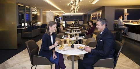 美国航空在机场开了一家高级餐厅,专为头等舱客人服务